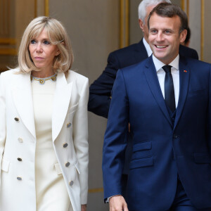 Brigitte Macron - Le président de la République lors de la remise du muguet par des représentants de la filière horticole et le président du marché de Rungis au palais de l'Elysée à Paris le 1er mai 2020. © Jacques Witt / Pool / Bestimage Brigitte and Emmanuel Macron. French President Emmanuel Macron and his wife Brigitte Macron receiving a bunch of lily of the valley during a reception on local food trade at the Elysee Palace. 001/05/2020 - Paris