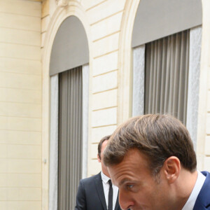 Stéphane Layani, président du marché d'intérêt national de Rungis - Brigitte Macron - Le président de la République lors de la remise du muguet par des représentants de la filière horticole et le président du marché de Rungis au palais de l'Elysée à Paris le 1er mai 2020. © Jacques Witt / Pool / Bestimage