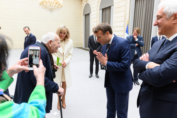 Stéphane Layani, président du marché d'intérêt national de Rungis - Brigitte Macron - Le président de la République lors de la remise du muguet par des représentants de la filière horticole et le président du marché de Rungis au palais de l'Elysée à Paris le 1er mai 2020. © Jacques Witt / Pool / Bestimage