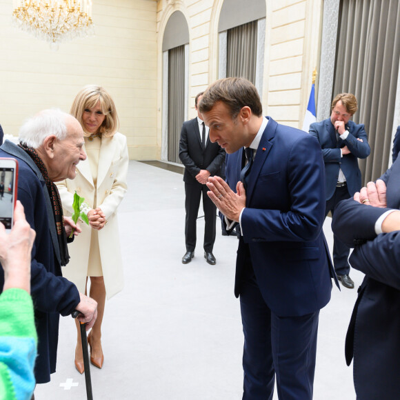 Stéphane Layani, président du marché d'intérêt national de Rungis - Brigitte Macron - Le président de la République lors de la remise du muguet par des représentants de la filière horticole et le président du marché de Rungis au palais de l'Elysée à Paris le 1er mai 2020. © Jacques Witt / Pool / Bestimage