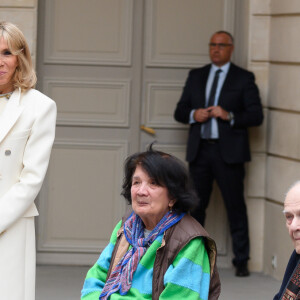 Christian Chenay, 99 ans, plus vieux médecin de France en exercice avec sa femme, Brigitte Macron - Le président de la République lors de la remise du muguet par des représentants de la filière horticole et le président du marché de Rungis au palais de l'Elysée à Paris le 1er mai 2020. © Jacques Witt / Pool / Bestimage