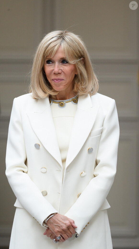 Brigitte Macron - Le président de la République lors de la remise du muguet par des représentants de la filière horticole et le président du marché de Rungis au palais de l'Elysée à Paris le 1er mai 2020. © Jacques Witt / Pool / Bestimage