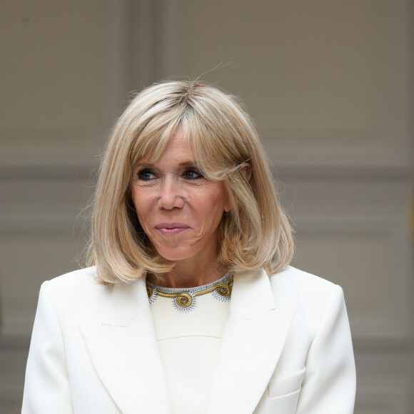 Brigitte Macron - Le président de la République lors de la remise du muguet par des représentants de la filière horticole et le président du marché de Rungis au palais de l'Elysée à Paris le 1er mai 2020. © Jacques Witt / Pool / Bestimage