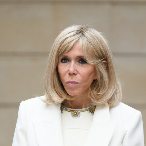 Brigitte Macron - Le président de la République lors de la remise du muguet par des représentants de la filière horticole et le président du marché de Rungis au palais de l'Elysée à Paris le 1er mai 2020. © Jacques Witt / Pool / Bestimage