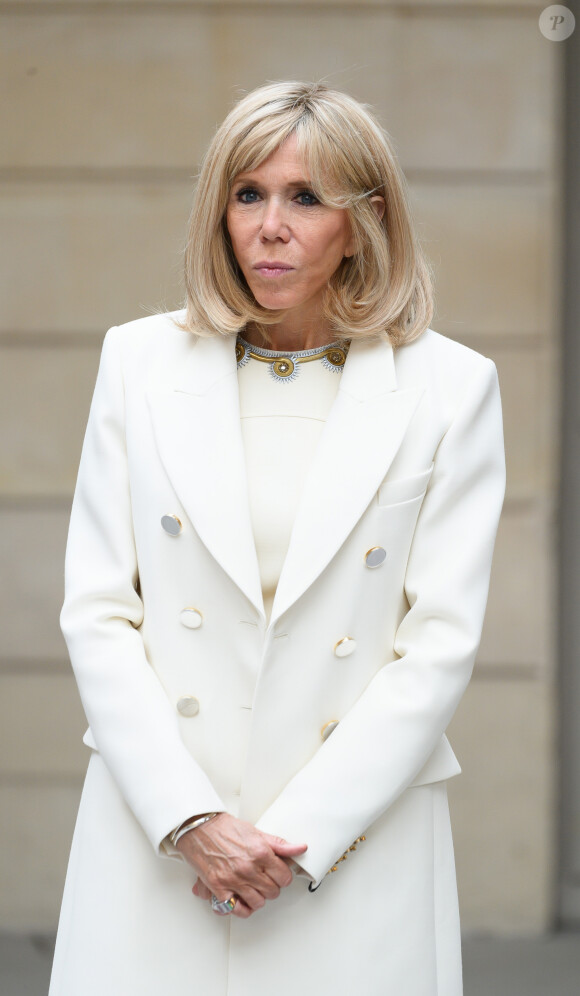 Brigitte Macron - Le président de la République lors de la remise du muguet par des représentants de la filière horticole et le président du marché de Rungis au palais de l'Elysée à Paris le 1er mai 2020. © Jacques Witt / Pool / Bestimage