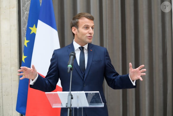 Le président de la République lors de la remise du muguet par des représentants de la filière horticole et le président du marché de Rungis au palais de l'Elysée à Paris le 1er mai 2020. © Jacques Witt / Pool / Bestimage