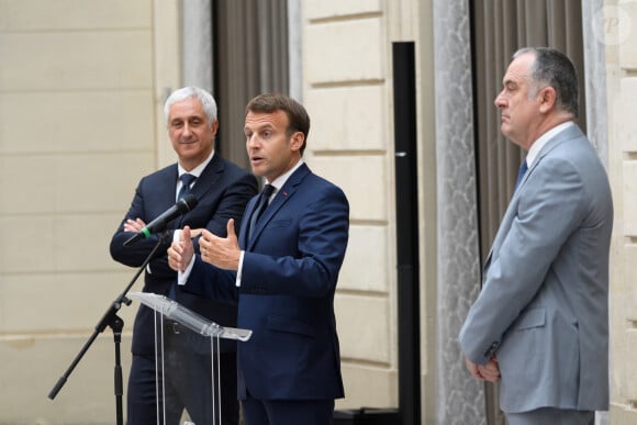 Didier Guillaume, ministre de l'agriculture et de l'alimentation - Stéphane Layani, président du marché d'intérêt national de Rungis - Le président de la République lors de la remise du muguet par des représentants de la filière horticole et le président du marché de Rungis au palais de l'Elysée à Paris le 1er mai 2020. © Jacques Witt / Pool / Bestimage