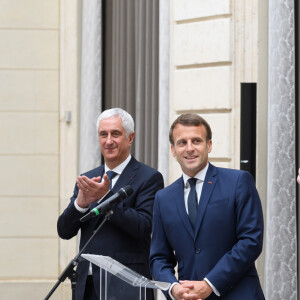 Didier Guillaume, ministre de l'agriculture et de l'alimentation - Stéphane Layani, président du marché d'intérêt national de Rungis - Le président de la République lors de la remise du muguet par des représentants de la filière horticole et le président du marché de Rungis au palais de l'Elysée à Paris le 1er mai 2020. © Jacques Witt / Pool / Bestimage