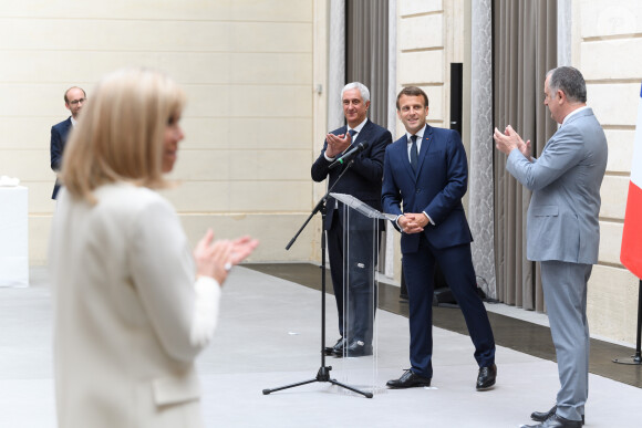 Didier Guillaume, ministre de l'agriculture et de l'alimentation - Stéphane Layani, président du marché d'intérêt national de Rungis - Le président de la République lors de la remise du muguet par des représentants de la filière horticole et le président du marché de Rungis au palais de l'Elysée à Paris le 1er mai 2020. © Jacques Witt / Pool / Bestimage
