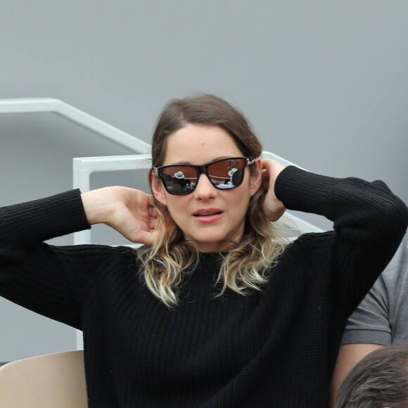 Marion Cotillard et son compagnon Guillaume Canet - People dans les tribunes lors de la finale messieurs des internationaux de France de tennis de Roland Garros 2019 à Paris le 9 juin 2019. © Jacovides-Moreau/Bestimage