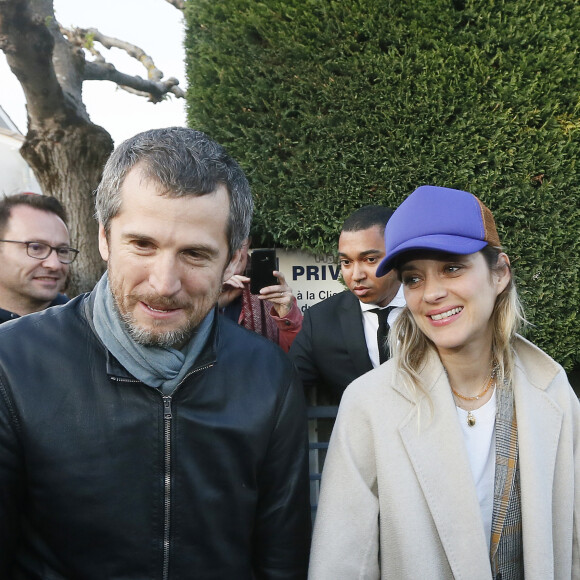 Exclusif - Guillaume Canet et sa compagne Marion Cotillard lors de l'avant-première nationale du film "Nous finirons ensemble" (suite des "Petits Mouchoirs") au cinéma le Rex d'Andernos-les-Bains, bassin d'Arcachon, France, le 17 avril 2019. © Patrick Bernard/Bestimage