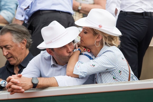 Richard Berry avec Elodie Gossuin et son mari Bertrand Lacherie dans les tribunes lors des internationaux de tennis de Roland Garros à Paris, France, le 4 juin 2019. © Jacovides-Moreau/Bestimage