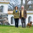 Le roi Carl XVI Gustaf et la reine Silvia de Suède vivent leur confinement au château Stenhammar à Flen, où ils ont été photographiés le 29 avril 2020, à la veille du 74e anniversaire du souverain.