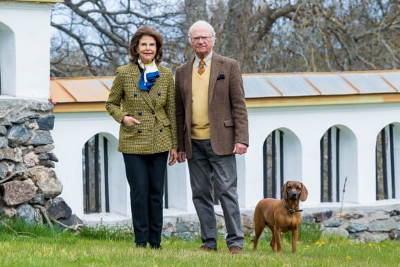 Le roi Carl XVI Gustaf et la reine Silvia de Suède vivent leur confinement au château Stenhammar à Flen, où ils ont été photographiés le 29 avril 2020, à la veille du 74e anniversaire du souverain.