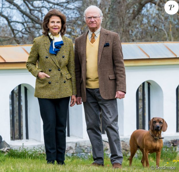 Le roi Carl XVI Gustaf et la reine Silvia de Suède vivent leur confinement au château Stenhammar à Flen, où ils ont été photographiés le 29 avril 2020, à la veille du 74e anniversaire du souverain.