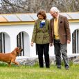 Le roi Carl XVI Gustaf et la reine Silvia de Suède vivent leur confinement au château Stenhammar à Flen, où ils ont été photographiés le 29 avril 2020, à la veille du 74e anniversaire du souverain.
