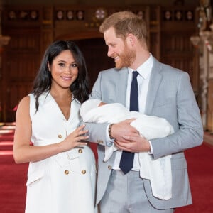 Le prince Harry et Meghan Markle, duc et duchesse de Sussex, présentent leur fils Archie dans le hall St George au château de Windsor le 8 mai 2019.