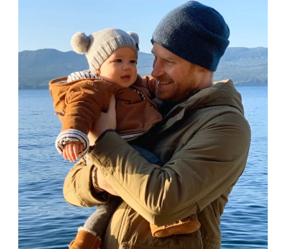 Le prince Harry et son fils Archie sur l'île de Vancouver au Canada, sur Instagram, le 31 décembre 2019.