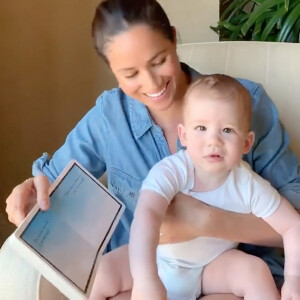 Meghan Markle, duchesse de Sussex, lit l'histoire "Duck ! Rabbit ! " à son fils Archie à l'occasion de son 1er anniversaire pour le compte Instagram de l'ONG "Save The Children", Los Angeles. Le 6 mai 2020.