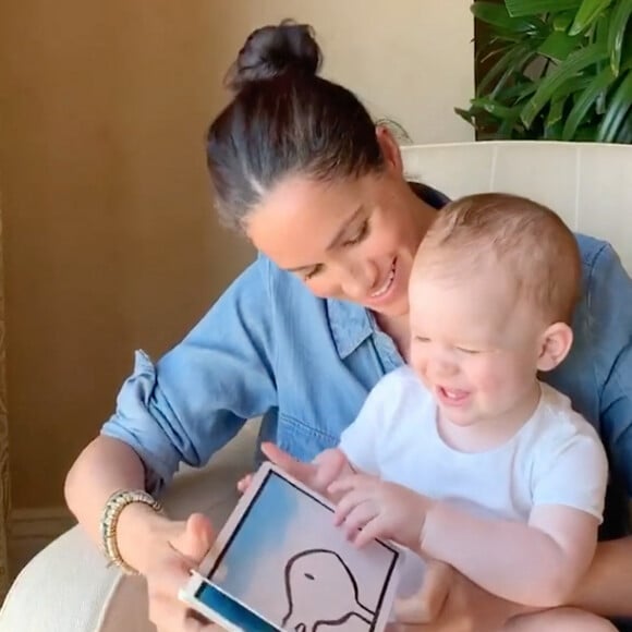 Meghan Markle, duchesse de Sussex, lit l'histoire "Duck ! Rabbit ! " à son fils Archie à l'occasion de son 1er anniversaire pour le compte Instagram de l'ONG "Save The Children", Los Angeles. Le 6 mai 2020.