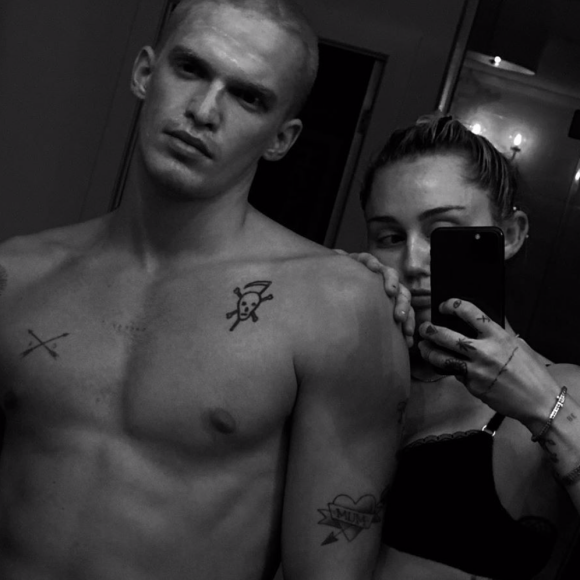 Cody Simpson et Miley Cyrus. Avril 2020.