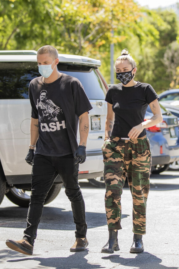 Miley Cyrus et Cody Simpson à Los Angeles. Le 23 avril 2020.