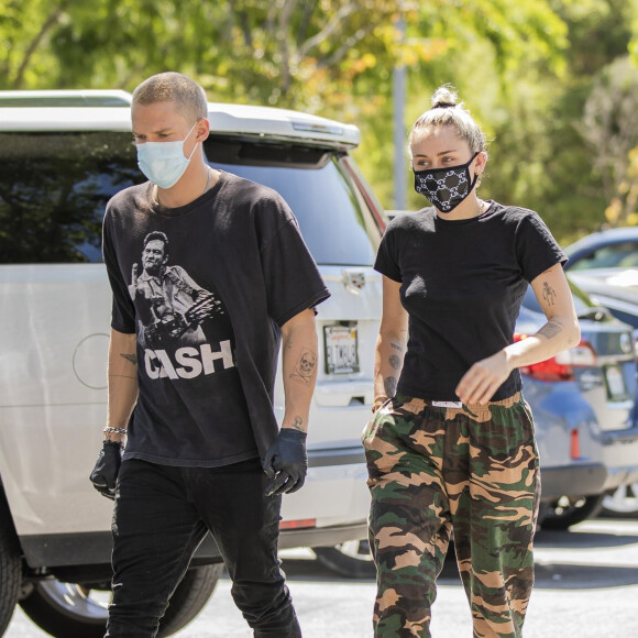 Miley Cyrus et Cody Simpson à Los Angeles. Le 23 avril 2020.