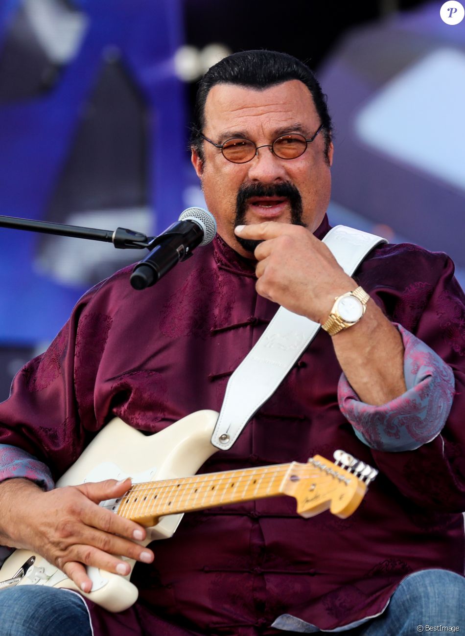 L'acteur américain, Steven Seagal en concert à Bakou en ...