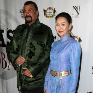 Steven Seagal et sa femme Erdenetuya Seagal - Soirée "The Smash Global 5 Pre-Oscar Fight Party" à Los Angeles. Le 23 février 2017.