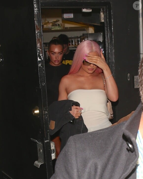 Kylie Jenner porte une perruque rose et des ongles XXL assortis à la sortie du restaurant The Nice Guy dans le quartier de West Hollywood à Los Angeles, le 4 mars 2020