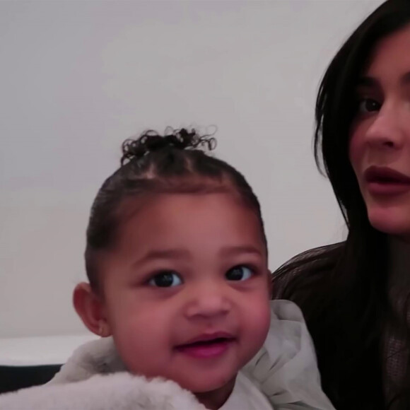 Kris Jenner (ensemble rouge) offre une gigantesque maison à sa petite-fille Stormi pour Noël à Los Angeles. La maison à deux étages, installée dans le jardin de la maison familiale, a été aussitôt visitée par Stormi, qui fêtera ses deux ans le 1er février 2020.