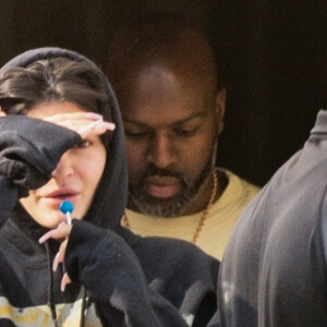 Exclusif - Kylie Jenner porte un sweat à capuche Juice Wrld à la sortie d'une bijouterie en compagnie de son beau-père Corey Gamble à Calabasas, Los Angeles. Kylie est repartie au volant de sa Bugatti suivie de ses gardes du corps au volant d'une Phantom Rolls Royce! Le 17 décembre 2019