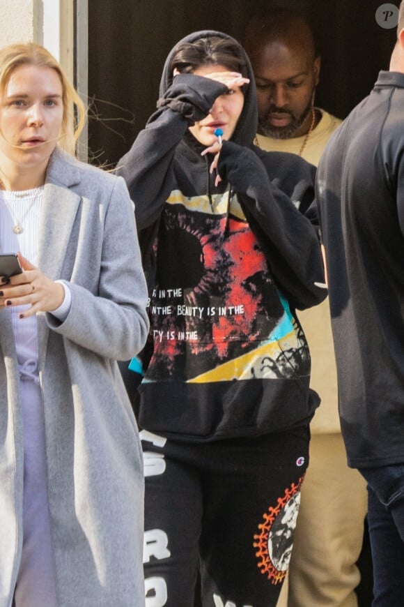Exclusif - Kylie Jenner porte un sweat à capuche Juice Wrld à la sortie d'une bijouterie en compagnie de son beau-père Corey Gamble à Calabasas, Los Angeles. Kylie est repartie au volant de sa Bugatti suivie de ses gardes du corps au volant d'une Phantom Rolls Royce! Le 17 décembre 2019