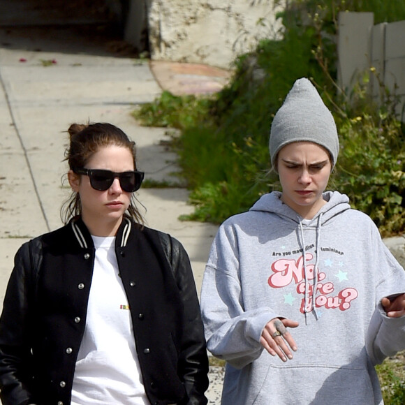 Exclusif - Cara Delevingne et sa femme Ashley Benson font un peu d'exercice dans leur quartier de Los Angeles le 20 mars 2020.