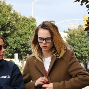 Exclusif - Avec des gants de protection, Kaia Gerber, Cara Delevingne et Ashley Benson font leurs courses au supermarché à Los Angeles, le 15 mars 2020. Malgré les consignes de distance entre les personnes, préconisées en pleine pandémie de coronavirus, les trois amies ont pris comme seule précaution de porter des gants de caoutchouc.