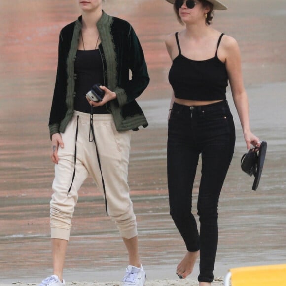 Exclusif - Cara Delevingne et sa femme Ashley Benson marchent sur plage de Copacabana pendant leurs vacances à Rio de Janeiro, Brésil, le 4 janvier 2020.