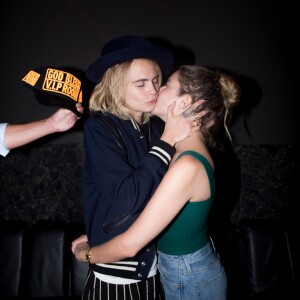 Info - Cara Delevingne et Ashley Benson se sont mariées plus tôt cette année à la chapelle Little Las Vegas en présence de Charlize Theron, The Jonas Brothers and Sophie Turner. Une cérémonie qui a couté 268€ sous le thème d'Elvis.