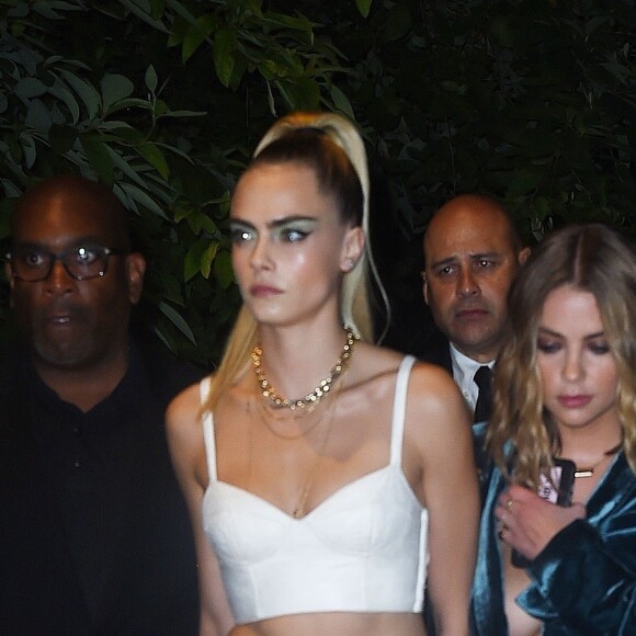 Cara Delevingne et sa compagne Ashley Benson se rendent main dans la main au défilé de mode DNKY lors de la Fashion Week 2019 à New York, le 9 septembre 2019