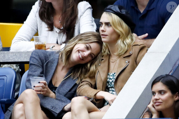 Cara Delevingne et sa compagne Ashley Benson - Dans les tribunes de la finale femmes du tournoi de tennis de l'US Open 2019 à New York le 7 septembre 2019.
