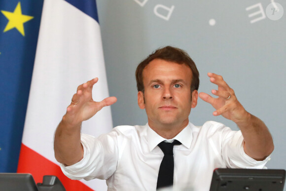 Le président Emmanuel Macron lors d'une visioconférence avec des représentants de la culture depuis le palais de l'Elysée à Paris pendant l'épidémie de coronavirus (COVID-19) le 6 mai 2020. © Ludovic Marin / Pool / Bestimage