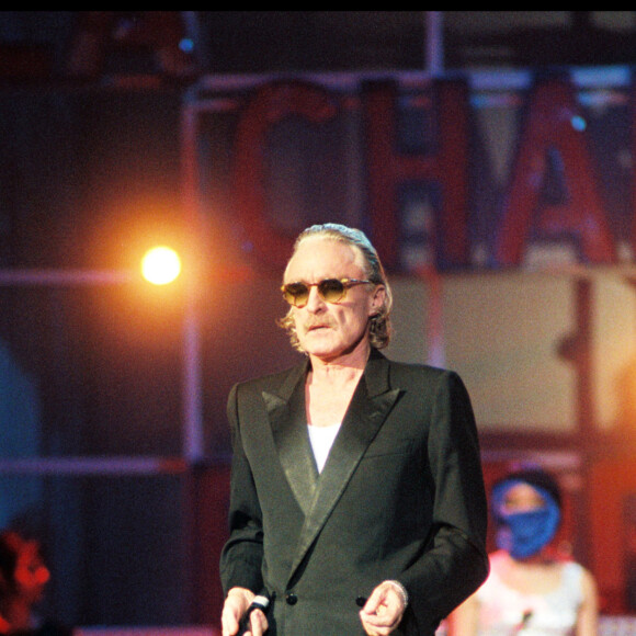 Christophe (Daniel Bevilacqua), en 1997 à l'Olympia à Paris. Le chanteur a été inhumé le 7 mai 2020 au cimetière Montparnasse.