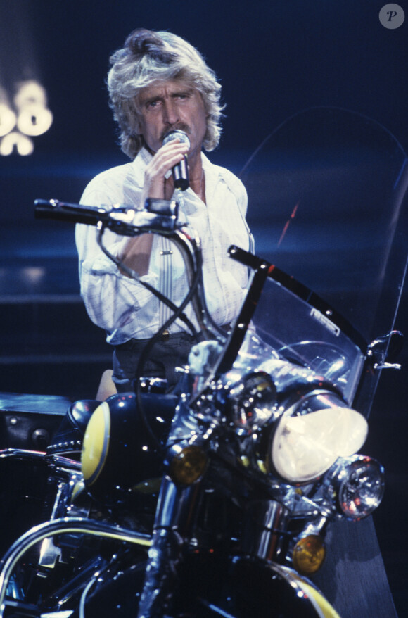 AChristophe, chantant lors de l'émission DEMAIN C'EST DIMANCHE le 29 septembre 1985. © Gérard Letellier via Bestimage