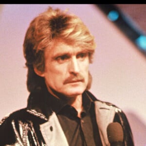 Christophe (Daniel Bevilacqua), en 1994 dans l'émission Champs-Elysées. Le chanteur a été inhumé le 7 mai 2020 au cimetière Montparnasse.