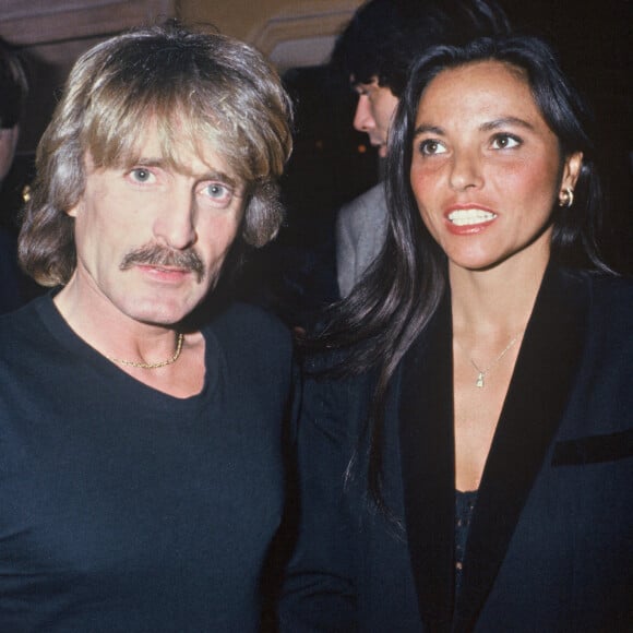 Christophe (Daniel Bevilacqua) et sa femme Véronique en 1994 à Paris. Le chanteur, décédé le 16 avril 2020, a été inhumé le 7 mai au cimetière Montparnasse.