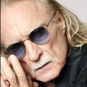 Christophe (Daniel Bevilacqua), portrait en 2010 à Paris. Le chanteur a été inhumé le 7 mai 2020 au cimetière Montparnasse.