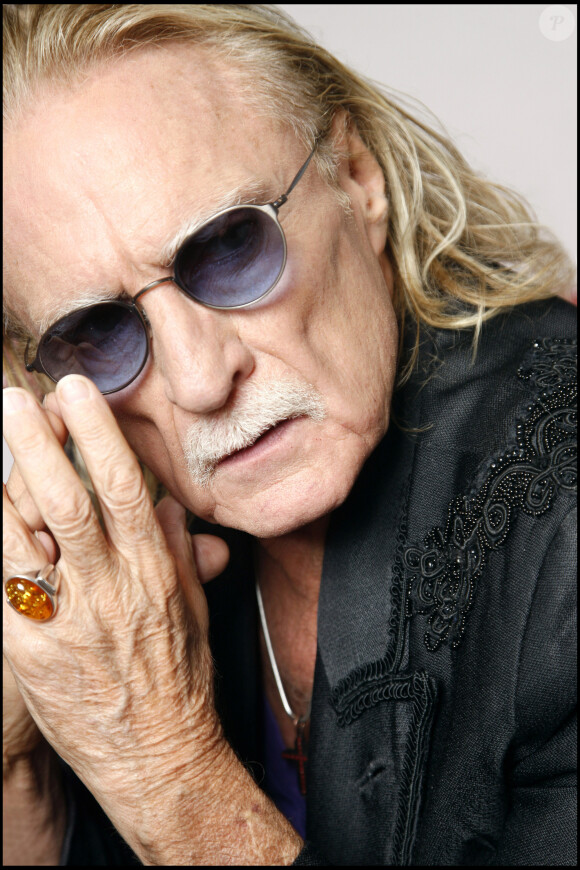 Christophe (Daniel Bevilacqua), portrait en 2010 à Paris. Le chanteur a été inhumé le 7 mai 2020 au cimetière Montparnasse.