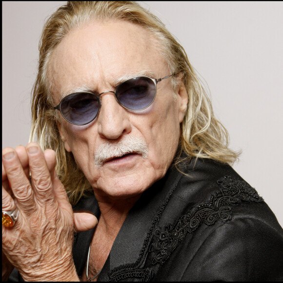 Christophe (Daniel Bevilacqua), portrait en 2010 à Paris. Le chanteur a été inhumé le 7 mai 2020 au cimetière Montparnasse.