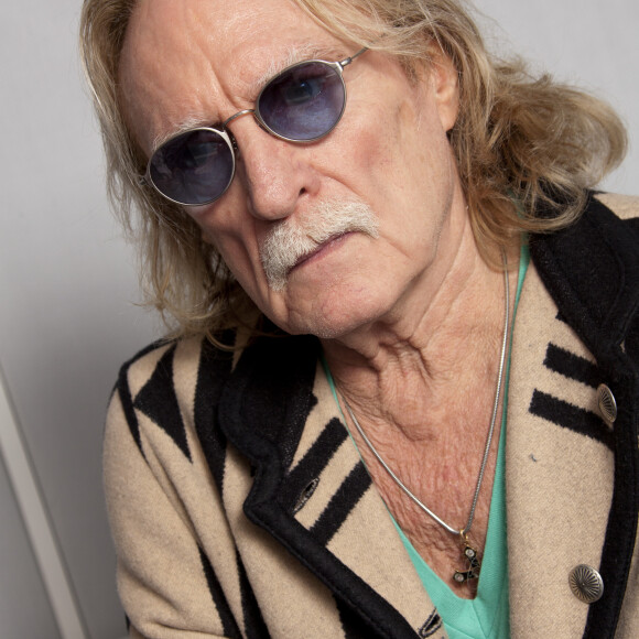 Le chanteur Christophe (Daniel Bevilacqua) lors de l'enregistrement de l'émission "On repeint la musique" à Paris, le 3 janvier 2012. Il a été inhumé le 7 mai 2020 au cimetière Montparnasse.