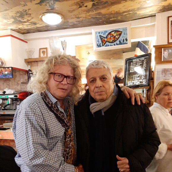 Exclusif - Pierre-Jean Chalençon croise Enrico Macias au restaurant La Boule Rouge à Paris le 7 février 2020. © Philippe Baldini / Bestimage