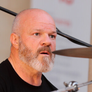 Exclusif - Le grand chef et animateur TV Philippe Etchebest donne un concert avec son groupe de Rock "Chef and the Gang" à l'occasion de la Fête de la Musique à Bordeaux, le 21 Juin 2019. Philippe Etchebest et son groupe jouaient devant le restaurant "Le Quatrième Mur" face à l'Opéra de Bordeaux. © Patrick Bernard / Bestimage